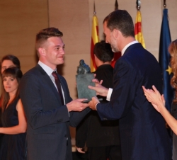 Don Felipe hace entrega a Felipe Campos Rubio del premio de la Fundación Príncipe de Girona 2013, en su categoría "Social"